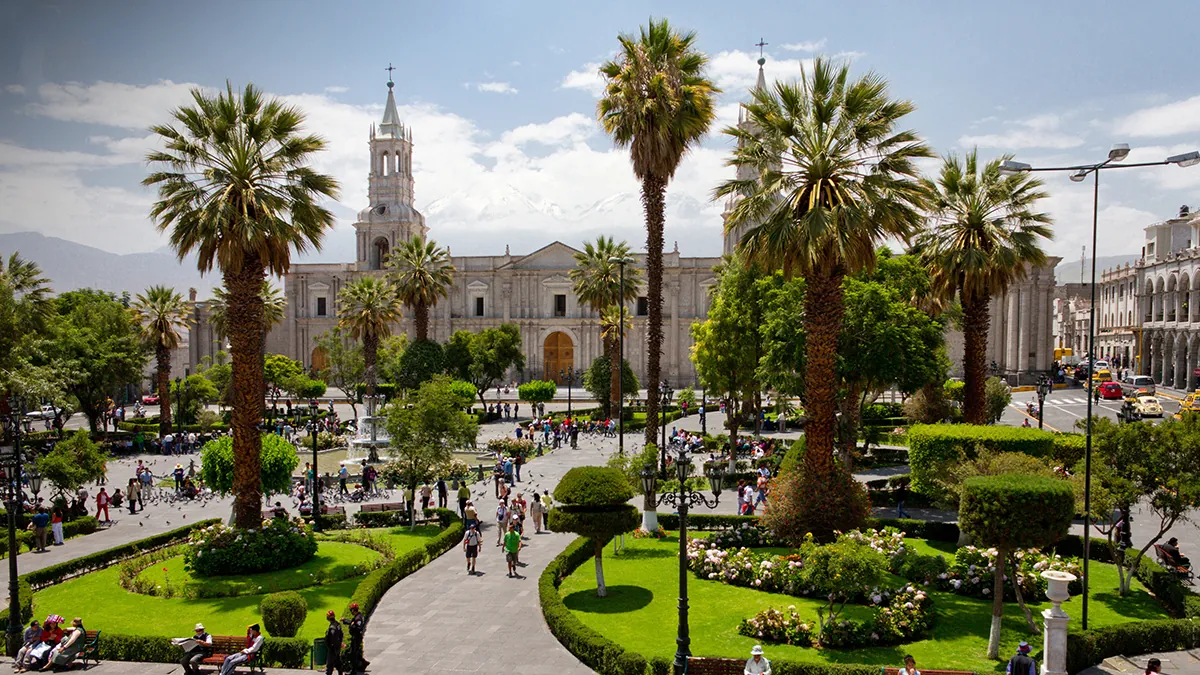 La Plaza de Armas de Arequipa, destino del viaje en bus desde Lima con Cruz del Sur
